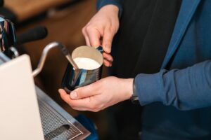 Cappuccino z latte art przygotowane na ziarnach palarni Colbergcoffee