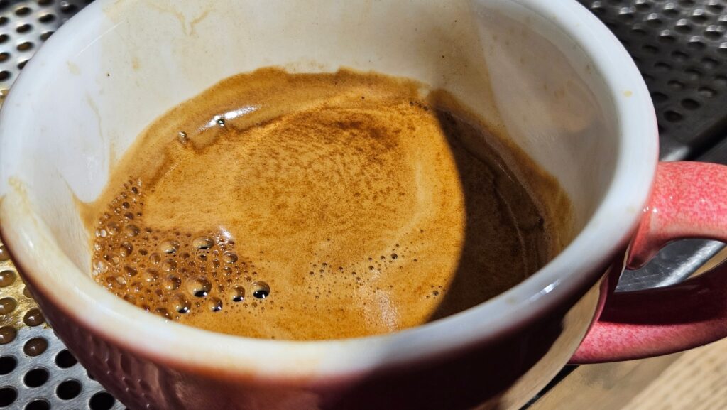 Crema na świeżo zaparzonym espresso, baza do domowego cappuccino