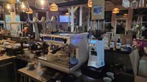 profesjonalny bar kawowy z ekspresem Nuova Simonelli Appia Life i młynkiem w lokalu w Kołobrzegu