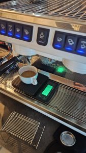 espresso parzone na wadze z timerem podczas ustawiania receptury