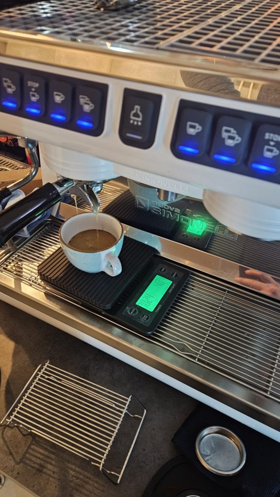 espresso parzone na wadze z timerem podczas ustawiania receptury