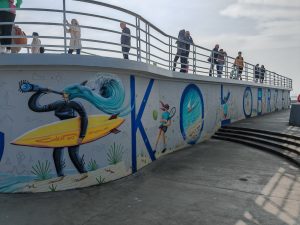 wejście na molo w Kołobrzegu poza sezonem, kwiecień