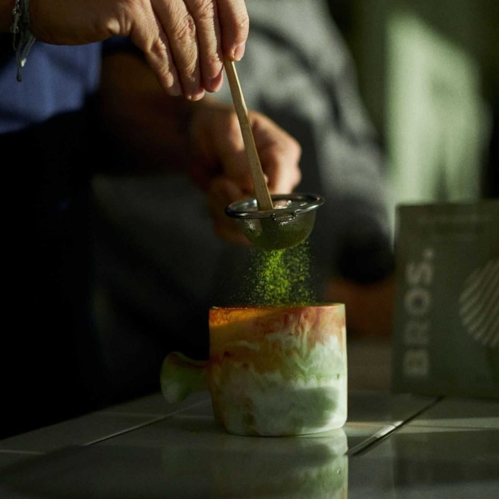 matcha ceremonialna przesiewana przez sitko do czarki