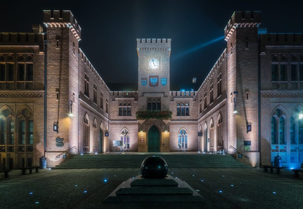 neogotycki ratusz w Kołobrzegu nocą