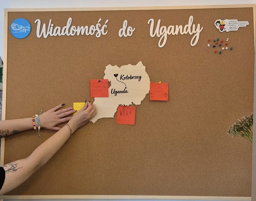tablica Wiadomość do Ugandy z mapą i karteczkami w kawiarni Colbergcoffee