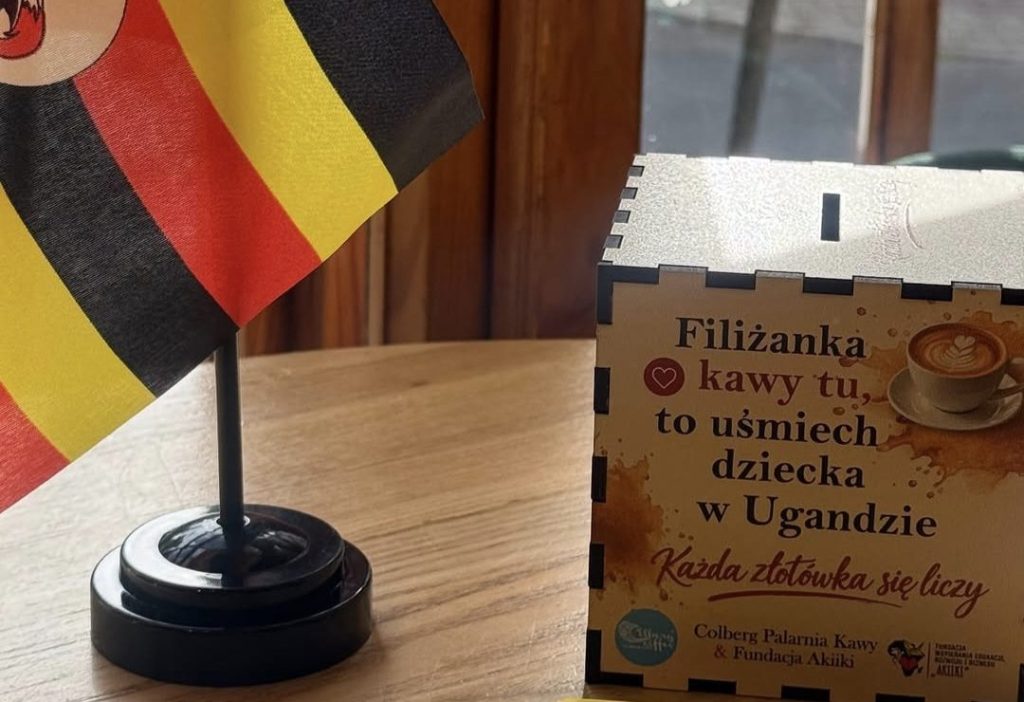 puszka na zbiórkę dla Fundacji Akiiki i flaga Ugandy