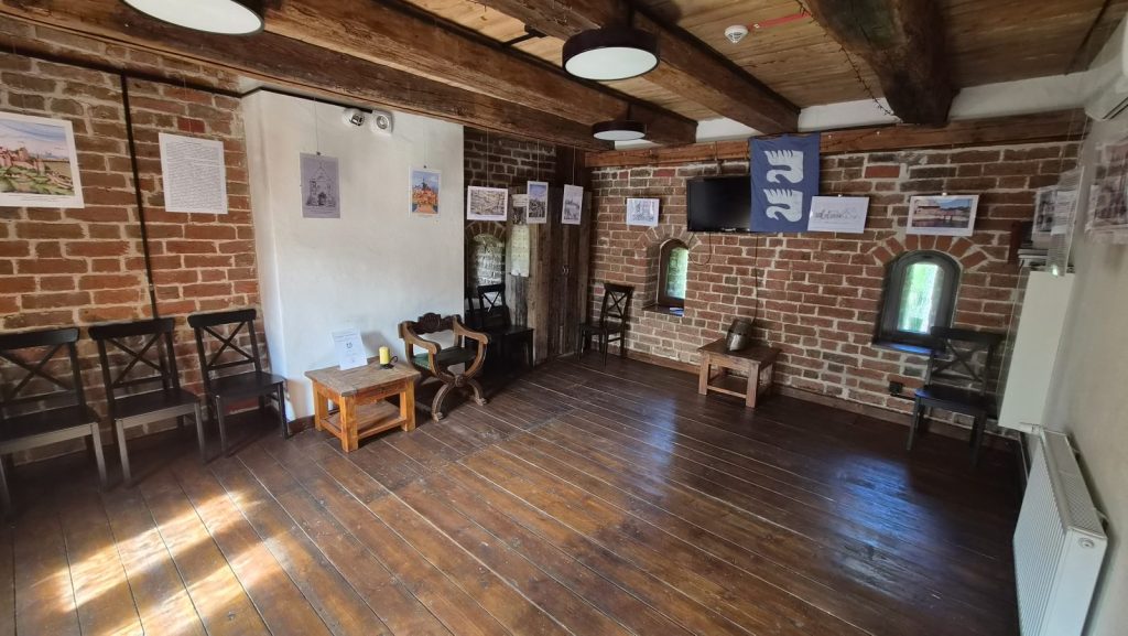 sala ekspozycyjna na piętrze Baszty Lontowej z ceglanymi ścianami