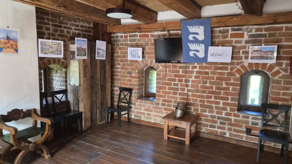 sala z ekranem i ceglanymi ścianami w Baszcie Lontowej