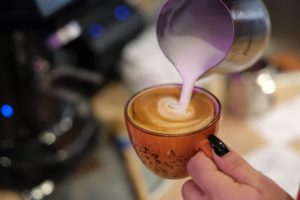 Cappuccino z kawą Colbergcoffee w Słodkim Domku w Kołobrzegu