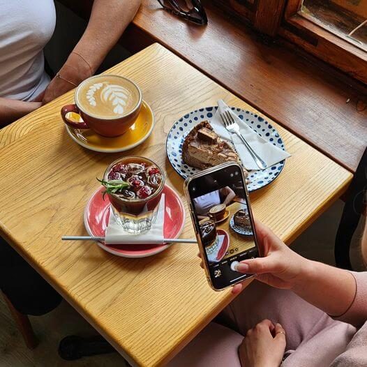 Ciasto i cappuccino na stoliku w kawiarni Colbergcoffee w Kołobrzegu