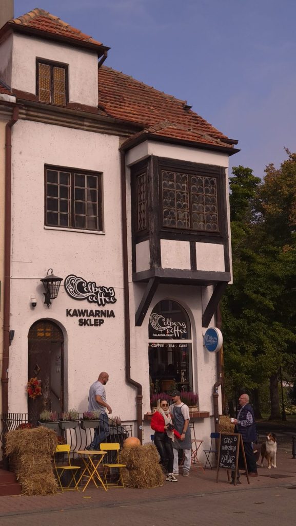 fasada kawiarni i sklepu Colbergcoffee przy ul. Dubois 21A w Kołobrzegu jesienią