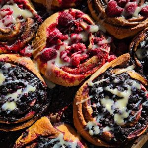 Cynamonki z malinami, jagodami i białą czekoladą w kawiarni Colbergcoffee w Kołobrzegu