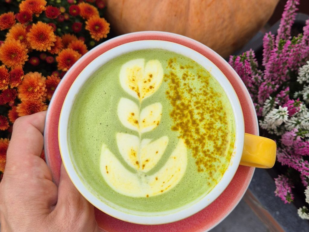 golden matcha z kurkumą i latte art w Colbergcoffee