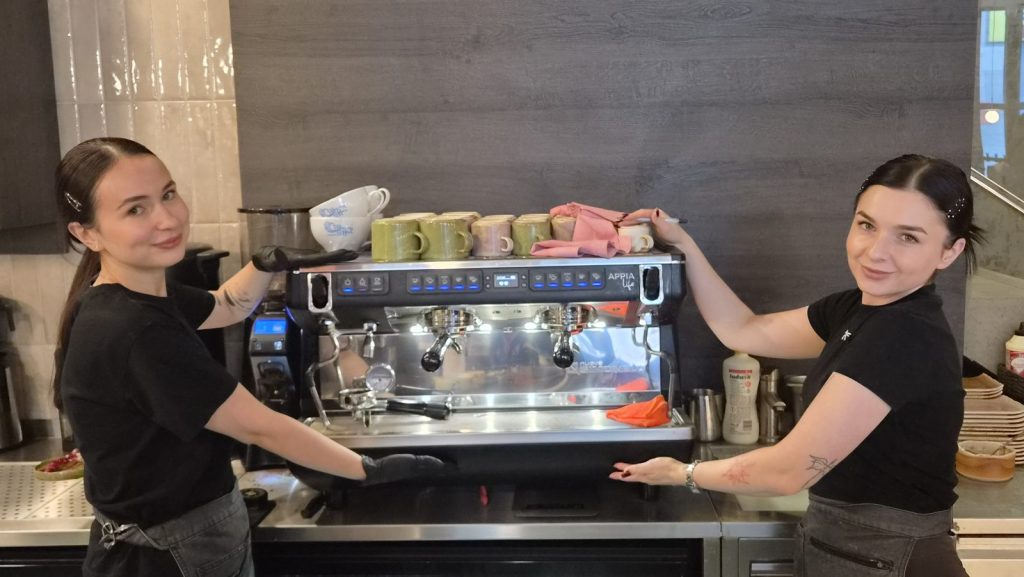 Baristki Jaremko Soli przy czarnym ekspresie Nuova Simonelli Appia Life XT