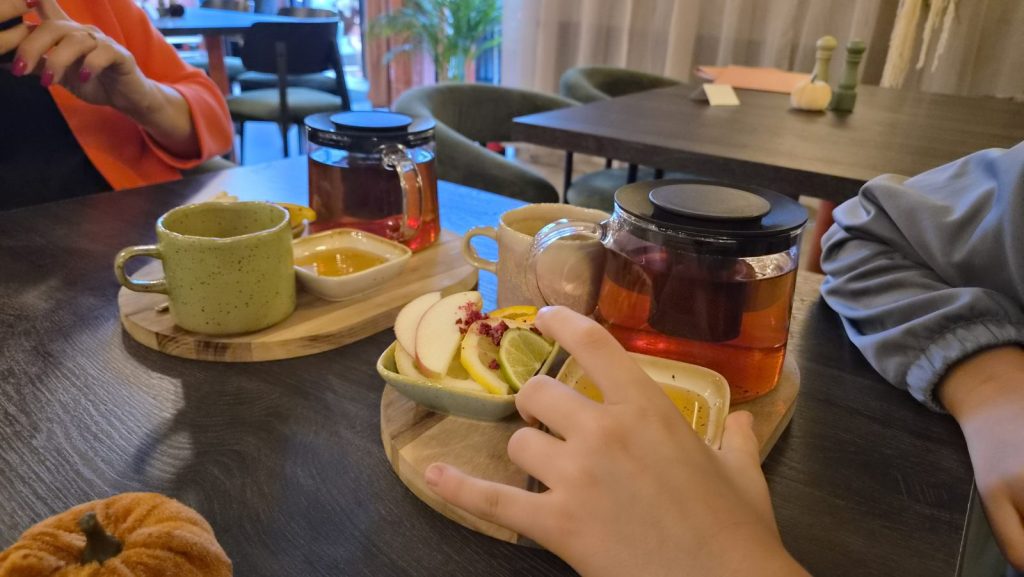 Herbata w szklanym dzbanku z miodem i owocami w Jaremko Soli