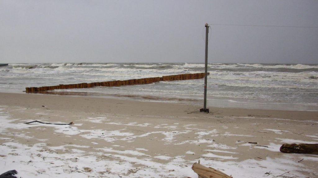zaśnieżona plaża w Kołobrzegu zimą, miejsce morsowania