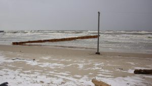 zaśnieżona plaża w Kołobrzegu zimą, miejsce morsowania