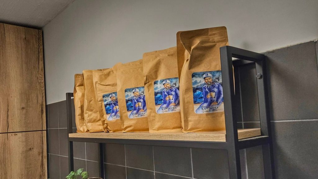Paczki kawy Colbergcoffee na półce w Neo Bistro Mariacka