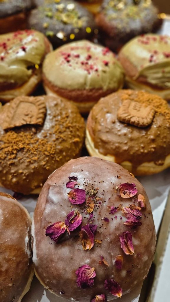 Pączki z pistacjami, różą i czekoladą na tłusty czwartek w Colbergcoffee