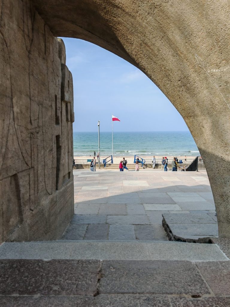 Widok przez okno Pomnika Zaślubin na plażę i Bałtyk w Kołobrzegu