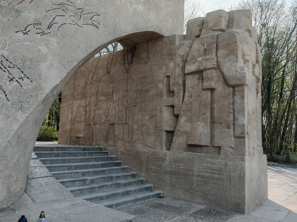 Płaskorzeźby żołnierzy i schody pod łukiem Pomnika Zaślubin w Kołobrzegu