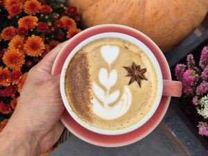 pumpkin spice latte z latte art i anyżem w kawiarni Colbergcoffee w Kołobrzegu