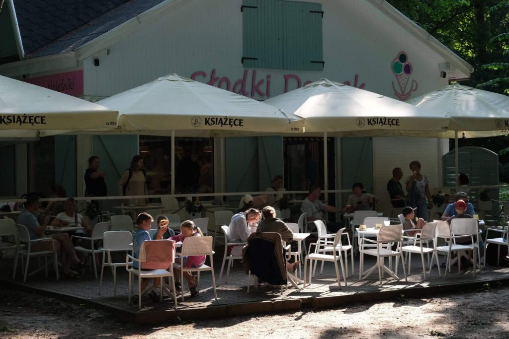 Ogródek kawiarni Słodki Domek w parku przy zachodniej plaży w Kołobrzegu