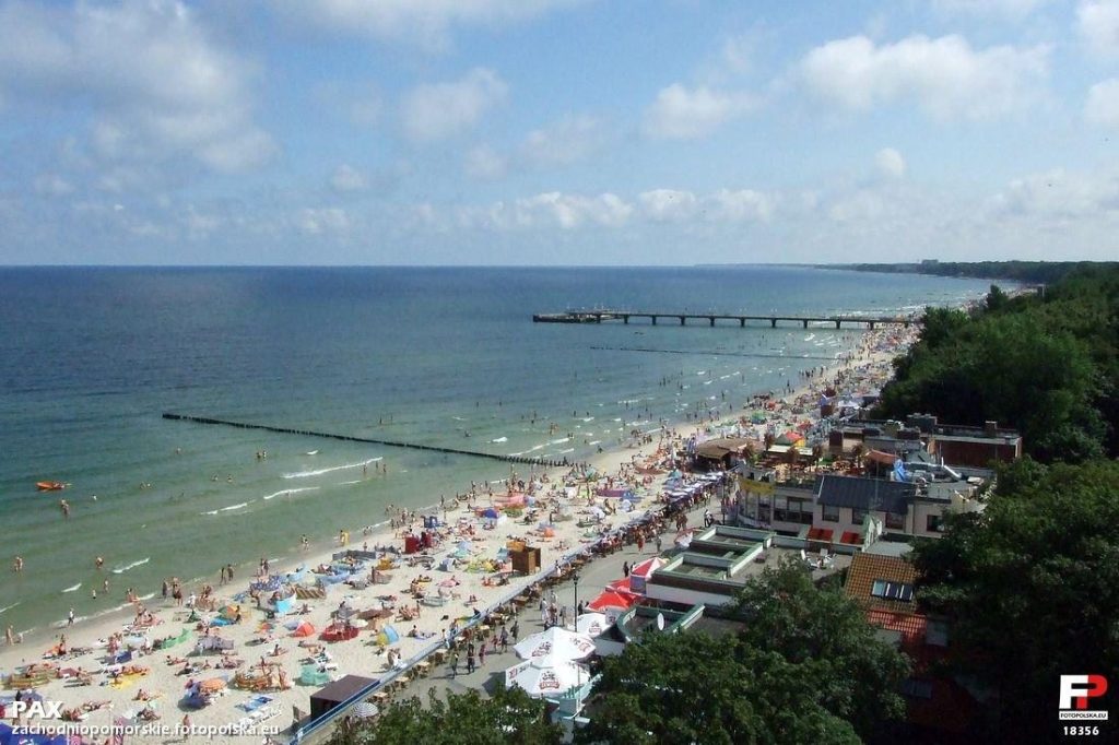 Widok z latarni na plażę i molo w Kołobrzegu