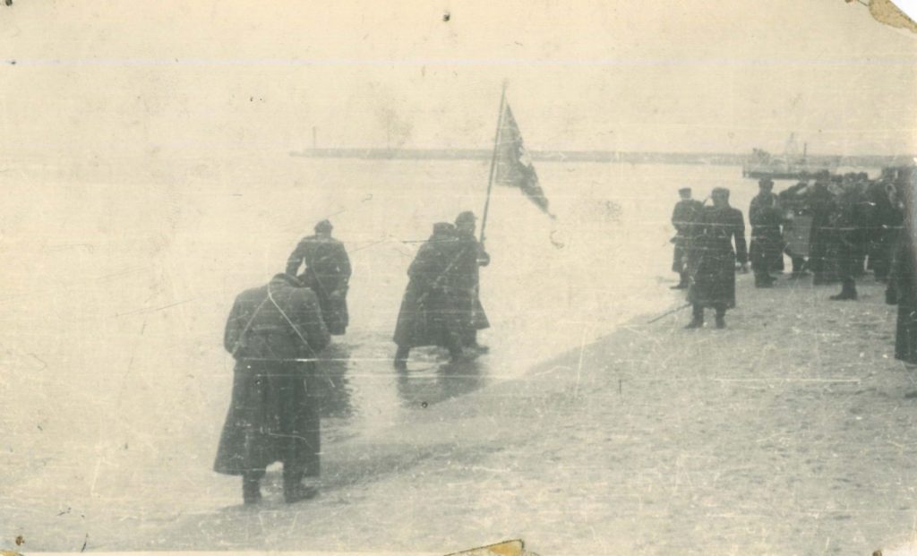 Żołnierze nad Bałtykiem podczas zaślubin z morzem w Kołobrzegu w marcu 1945